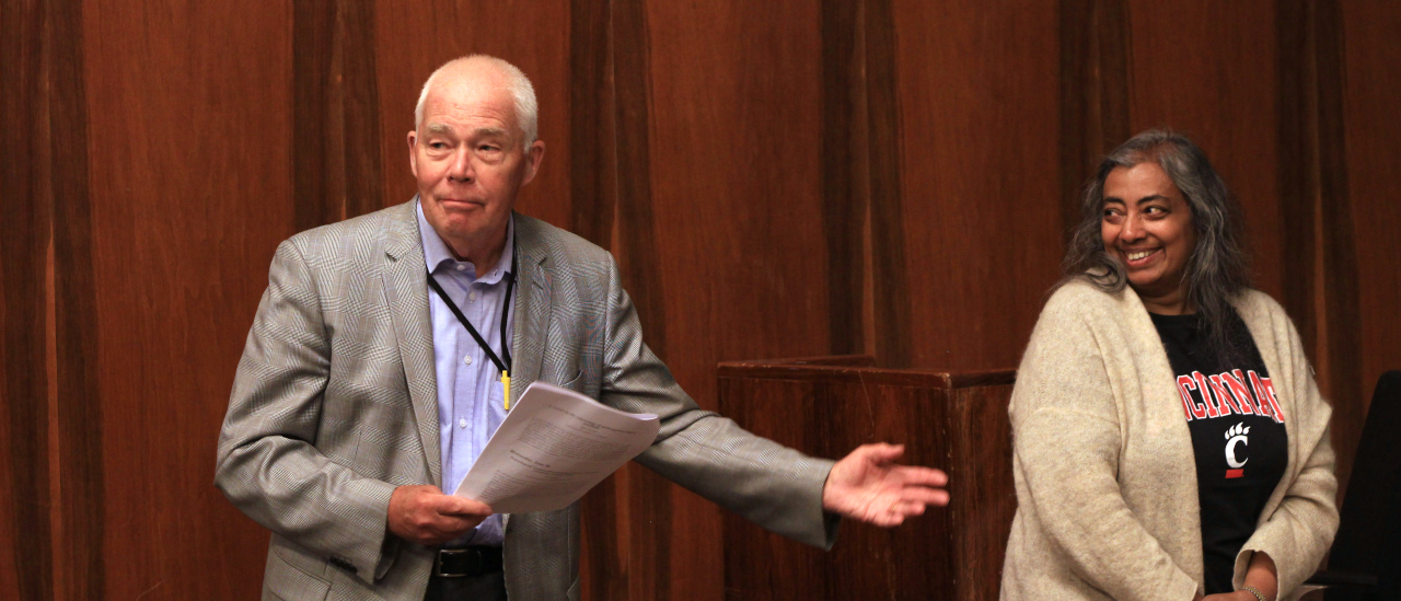 Kuva SMYn 150-vuotisjuhlista. Matemaatikko esittelee toista matemaatikkoa.