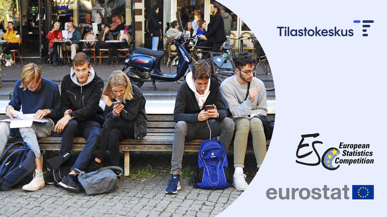 Joukko nuoria keskieurooppalaisella torilla, ja Tilastokeskuksen sekä Eurostatin logot